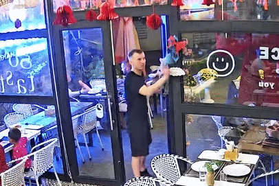 Dùng xong bữa, khách Tây quay lại rung chuông cửa và có hàng động khiến tất cả bất ngờ 