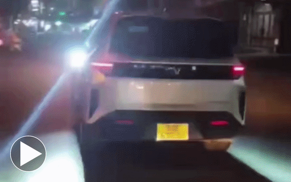 Tài xế taxi lắp thêm hai đèn gây lóa mắt người đi đường bị CSGT xử phạt