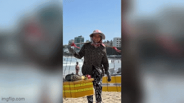 Người bán hàng rong ở Nha Trang gây sốt toàn cầu: Công việc này giúp bà nuôi 2 con gái đang học đại học