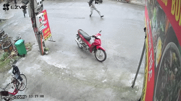 Người đàn ông hô 'mượn' rồi nhảy lên xe máy phóng đi: Lý do khiến cả gia đình từ hoảng hốt sang… thở phào