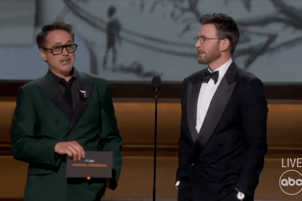 Màn tặng đồ lót trên sân khấu gây tranh cãi nhất Oscar 2026