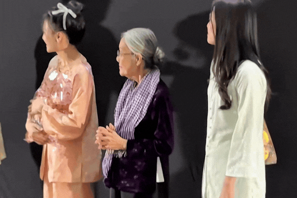 Nữ nghệ sĩ Việt U70 đưa tay nhận quà bị khán giả ngó lơ, netizen bức xúc “thừa kinh tế nhưng thiếu tinh tế”