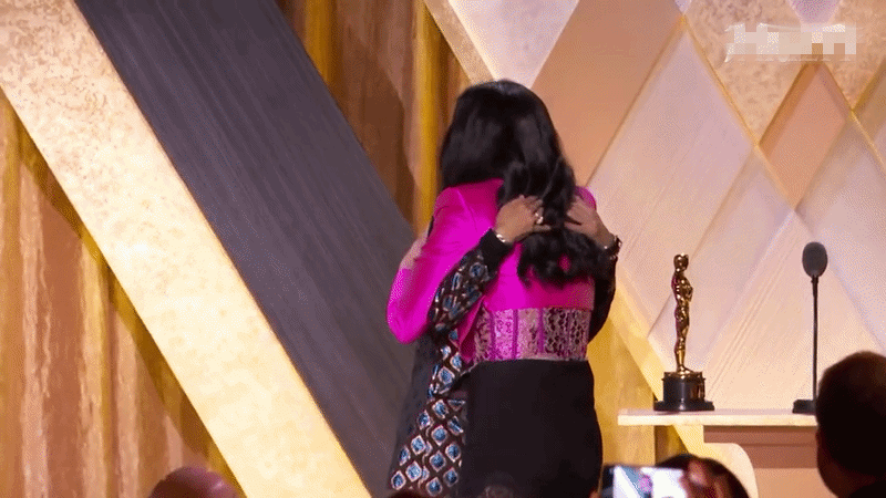 Ngôi sao bị Oscar đánh trượt 17 lần liên tiếp, 8 giây phản ứng khi thua cuộc gây sốt MXH