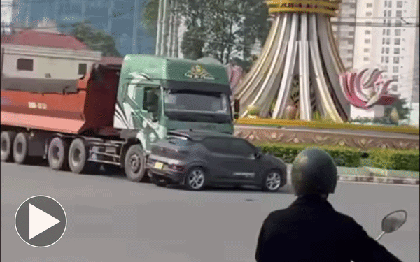 Xe đầu kéo ủn xe con đi 15 mét ở vòng xoay: 2 tài xế sau đó xử lý thế nào? 