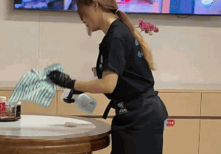 Bắt gặp nữ diễn viên ly thân chồng luật sư đi bán hoành thánh 38.000 đồng/tô, tiều tụy không thể nhận ra