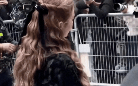 Bé gái đẹp nhất thế giới nay là ca sĩ nổi tiếng: Nhan sắc ngày càng khác lạ, vừa lớn đã xóa sổ quá khứ 