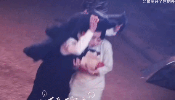 Camera quay lén cặp đôi ngôn tình nửa đêm hôn nhau ngoài đường: Nhà gái đẹp như thiên sứ, bảo sao ai cũng si mê