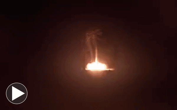 Khoảnh khắc Iran tung mưa đạn chùm trả đũa vụ hạ sát quan chức an ninh quốc gia