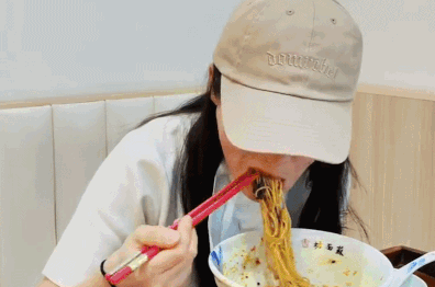 Mỹ nhân showbiz đang ăn, trợ lý riêng liền nhìn chằm chằm rồi lớn tiếng nhắc nhở: 'Miếng thứ 3 rồi đó chị'