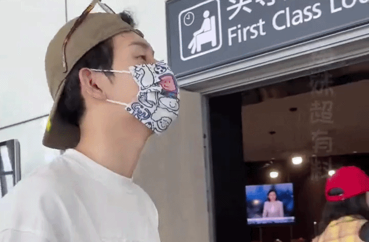 Nhan sắc sau 10 năm của em bé được nửa showbiz bế trên tay đang viral khắp MXH