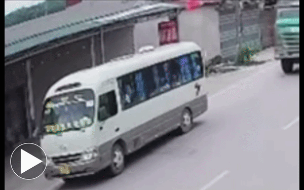 Thót tim khoảnh khắc xe ben tông ô tô chở học sinh, đẩy xa 30 m