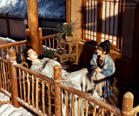 Mỏi tay nhặt cả rổ sạn “đầy ụ” ở Trục Ngọc: Nữ chính mặc váy đến từ tương lai, có xe điện thì cần gì cưỡi ngựa