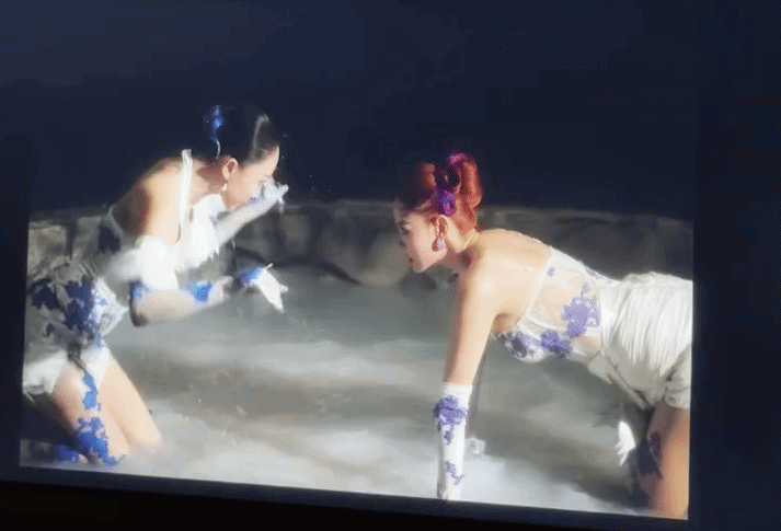 Minh Hằng và Tóc Tiên đang làm chuyện gì vậy?