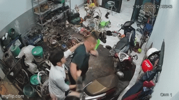 Xuất hiện clip thứ 2 vụ người đàn ông ở Hà Nội bị 3 đối tượng lạ kéo từ trong nhà ra ngoài đánh