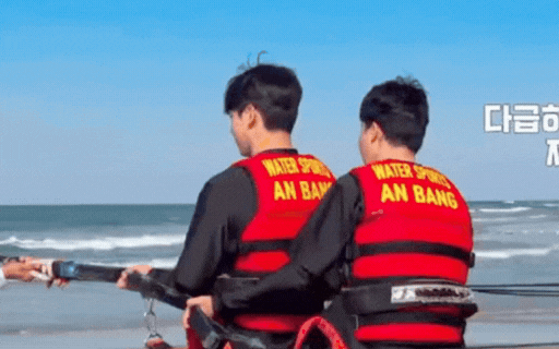 BTS 'gặp sự cố' khi tắm biển Việt Nam