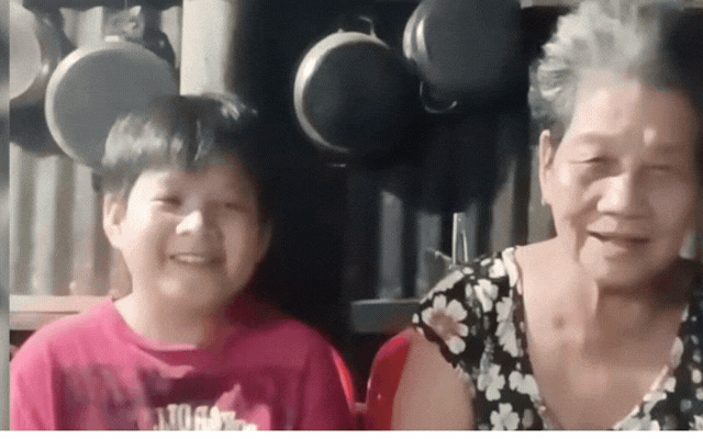 Cậu bé làm clip “gửi 10 năm sau với bà ngoại” hút hơn 16 triệu view, toàn người nổi tiếng vào bình luận: Chuyện gì đây?