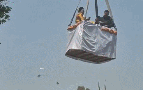 Hỗn loạn cảnh 2 ca sĩ dùng cần cẩu rải tiền cho 500 người sau khi trúng số độc đắc