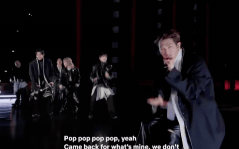 Trưởng nhóm BTS chấn thương chân, ngồi xe lăn bị 'bỏ rơi' trên sân khấu