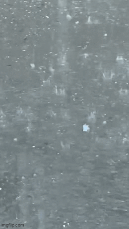 Chiều nay xuất hiện giông lốc, mưa đá dữ dội: Hình ảnh, clip liên tục được chia sẻ 