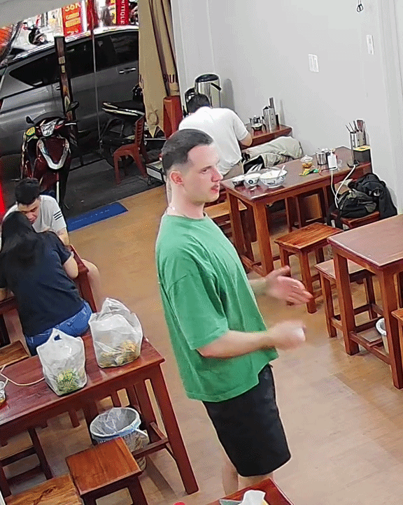 Chủ quán bún bò Huế tung đoạn camera về khách Tây đứng giữa làm hành động lạ, netizen quốc tế cũng vào bình luận