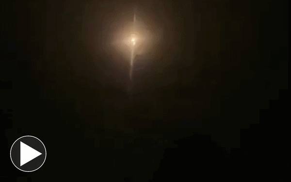 Khoảnh khắc tên lửa Iran lao xuống thị trấn 'có cơ sở hạt nhân' của Israel