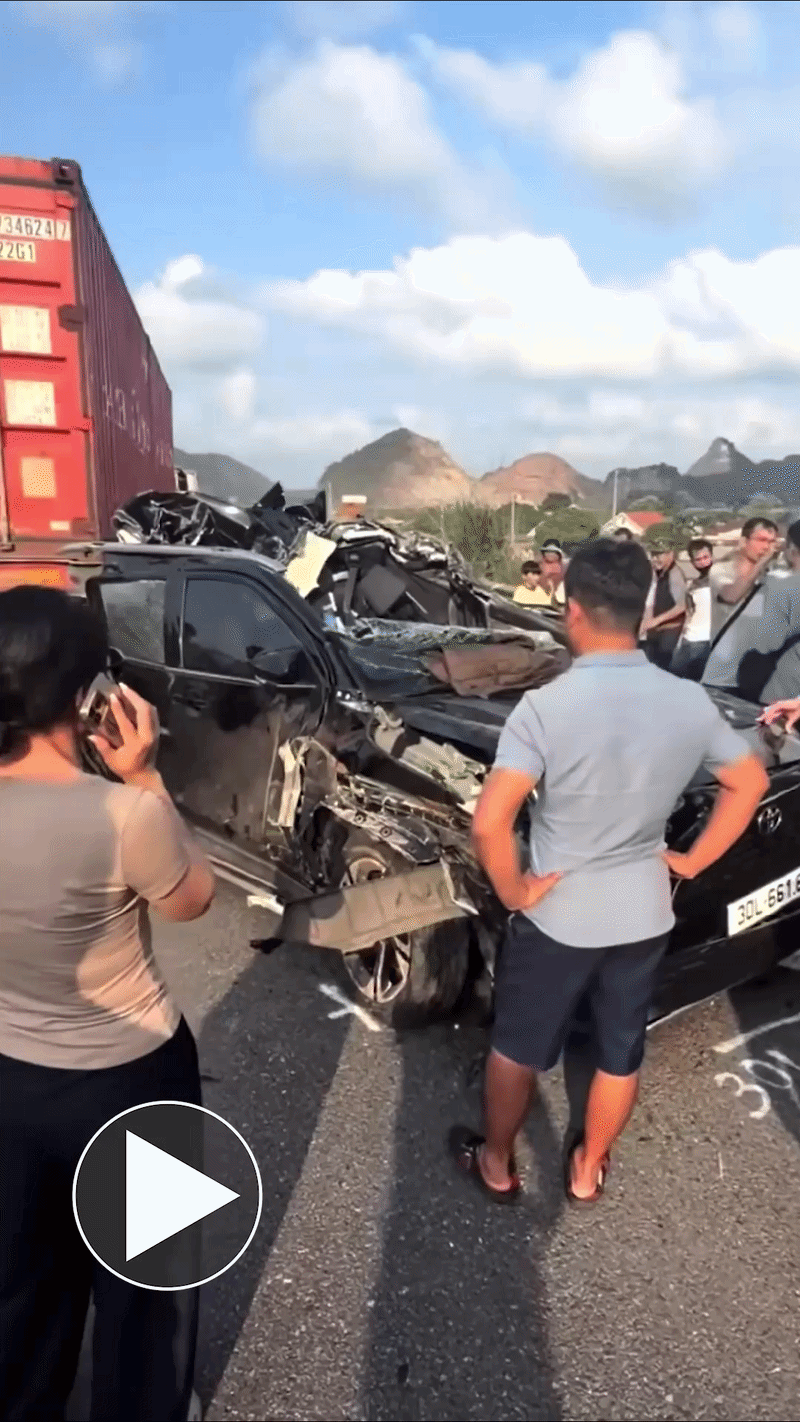 Cận cảnh ô tô con bị lật úp, “vò nát” trên cao tốc, rất may tài xế đã tự chui ra khỏi xe