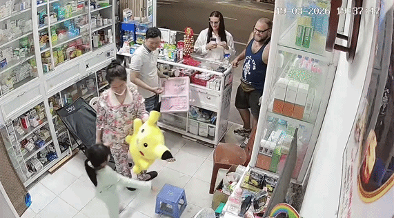 Khách Tây khiến chủ tiệm thuốc ở Phú Quốc phải trích xuất camera an ninh đăng lên mạng vì quá dễ thương