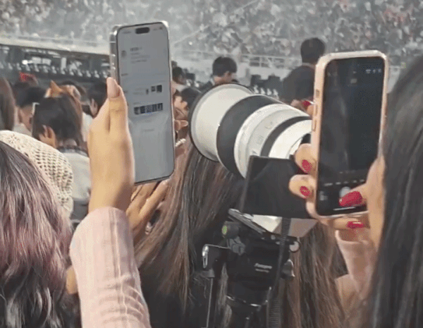 Clip đang nổi tiếng toàn cầu về dịch vụ cho người mê sống 'phông bạt', thích đu idol: Kiếm tiền dễ thế sao?