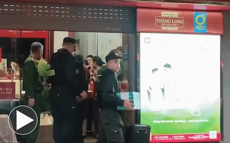 Hình ảnh mới: Cảnh sát lần lượt bê nhiều thùng tài liệu ra khỏi cửa hàng Bảo Tín Minh Châu