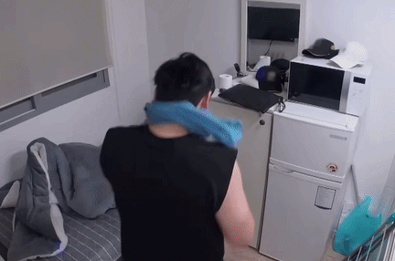 Thêm tình tiết căng khiến nam diễn viên và vợ trẻ kém 16 tuổi ly hôn: 'Anh ấy ép tôi cho con bú khi tôi đang khó thở'