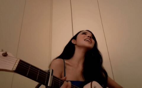 Mỹ nhân Việt chỉ cần đàn hát là được khen: Nhan sắc ngày càng khác lạ, dân tình khuyên đừng nên làm 1 điều