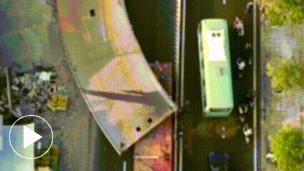 Hiện trường vụ tai nạn nghiêm trọng: Tấm thép hàng chục tấn đổ ập vào cabin, tài xế xe chở rác tử vong