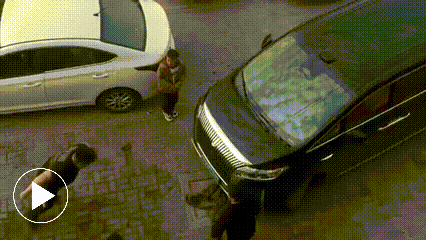 Một tài xế điên cuồng đập đầu vào xe ô tô của đối phương sau trận cãi vã