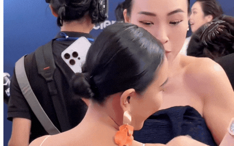 Phản xạ cực nhanh đã giúp MC Hoàng Oanh khỏi sự cố 'nóng mặt' ngay giữa sự kiện