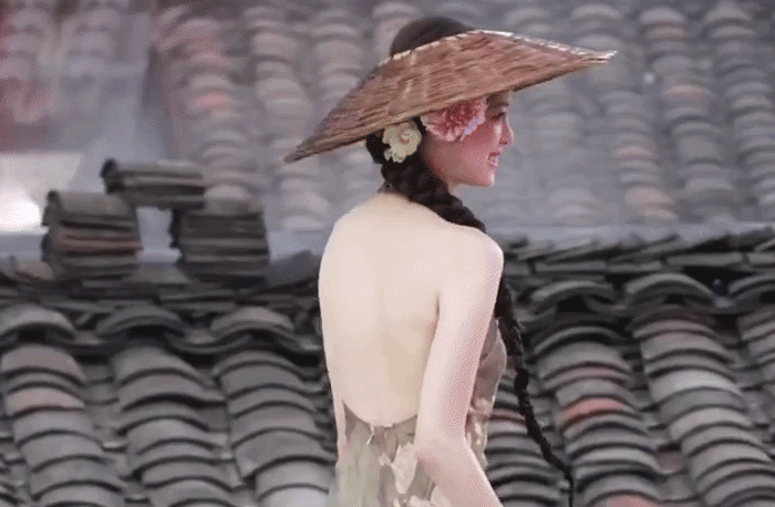 Mỗi bước chân của mỹ nhân này đều là một bức tranh thủy mặc: Dung nhan như ngọc, mỹ mạo như hoa