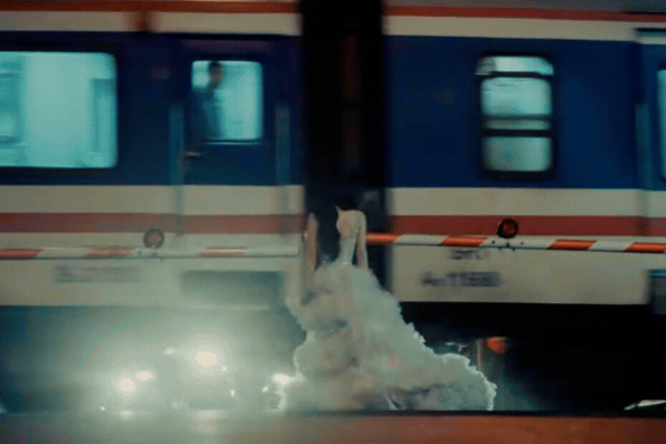 Cô dâu xách váy đi trên phố cũng hot rần rần, hoá ra là mỹ nhân Việt duy nhất được báo Hàn tung hô 'tình đầu quốc dân'