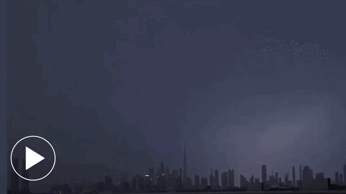 Khoảnh khắc sét đánh thẳng vào toà nhà cao nhất thế giới: Cảnh tượng như ngày 'giông bão' ở Dubai