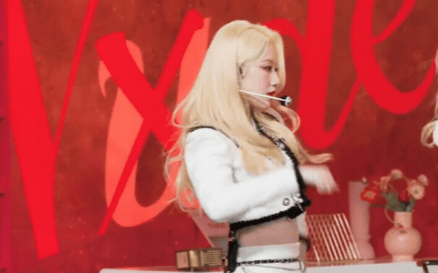 Mỹ nhân da trắng môi đỏ, đẹp siêu thực như 'ma cà rồng chuyển thế' nhưng mãi bị chê vì hát dở