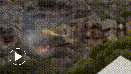 Trực thăng cứu hỏa va vách đá, rơi thẳng vào đám cháy lớn, tình trạng phi công ra sao?