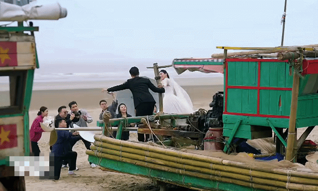 Đám cưới đang viral khắp MXH Việt: Cô dâu xinh yêu đáo để, chú rể đẹp trai nhưng “mỏ hỗn” dã man