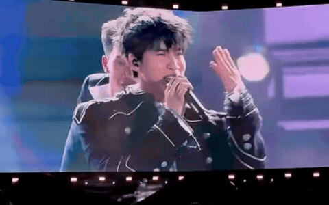 HIEUTHUHAI lần đầu live ca khúc tỏ tình Babyboo: Visual miễn chê, hát không vấp váp gì nhưng lạ lắm!