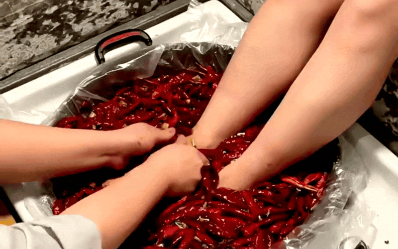 Hốt hoảng với dịch vụ 'luộc chân trong nồi lẩu' ở Trùng Khánh: Tưởng hành xác ai dè sướng rần rần!