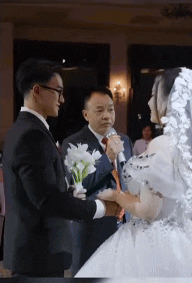 Lâu rồi mới thấy có bố vợ phát biểu ngắn gọn, hay và thấm đến thế, cả khán phòng cười ra nước mắt