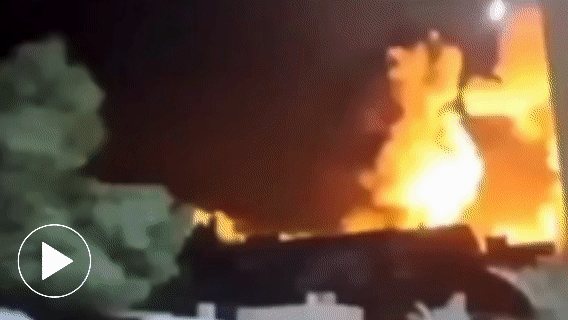  Khoảnh khắc tên lửa Iran dội xuống nhà máy hóa chất Israel, lửa bốc ngùn ngụt