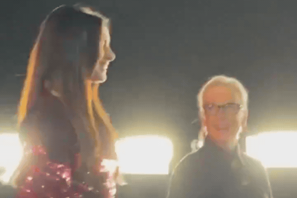 Anne Hathaway đang mặc cái gì vậy?