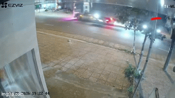 Hai thanh niên lao vào xe đầu kéo, nhập viện cấp cứu, camera bóc diễn biến không ngờ trước đó