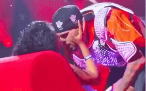 Nam ca sĩ hôn ngấu nghiến 1 phụ nữ có gia đình ngay trước mặt người chồng, soi quá khứ mới thấy ngán ngẩm