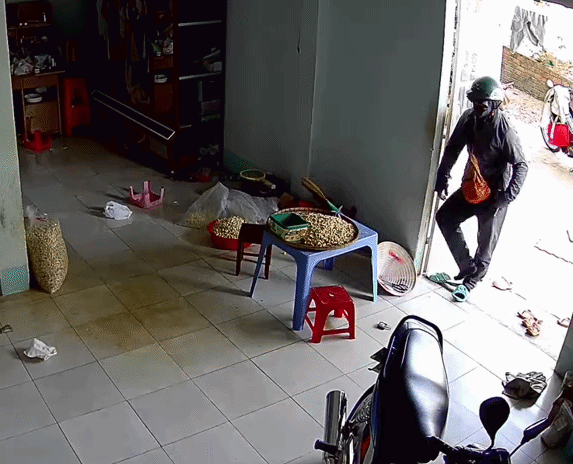 Shipper bước vào nhà trong lúc chờ khách chuyển tiền, cảnh lọt vào camera được cắt ra đăng tải khắp nơi