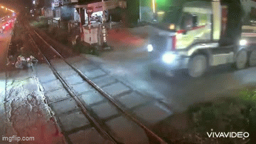 Tài xế 'tiếc' vài giây, cố vượt qua đường sắt: Cái giá phải trả