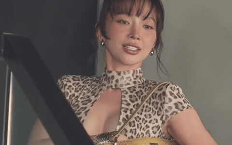 Tóc Tiên lên đồ hở bạo khoe dáng, bị soi vẫn khư khư 1 thứ chung với Touliver 